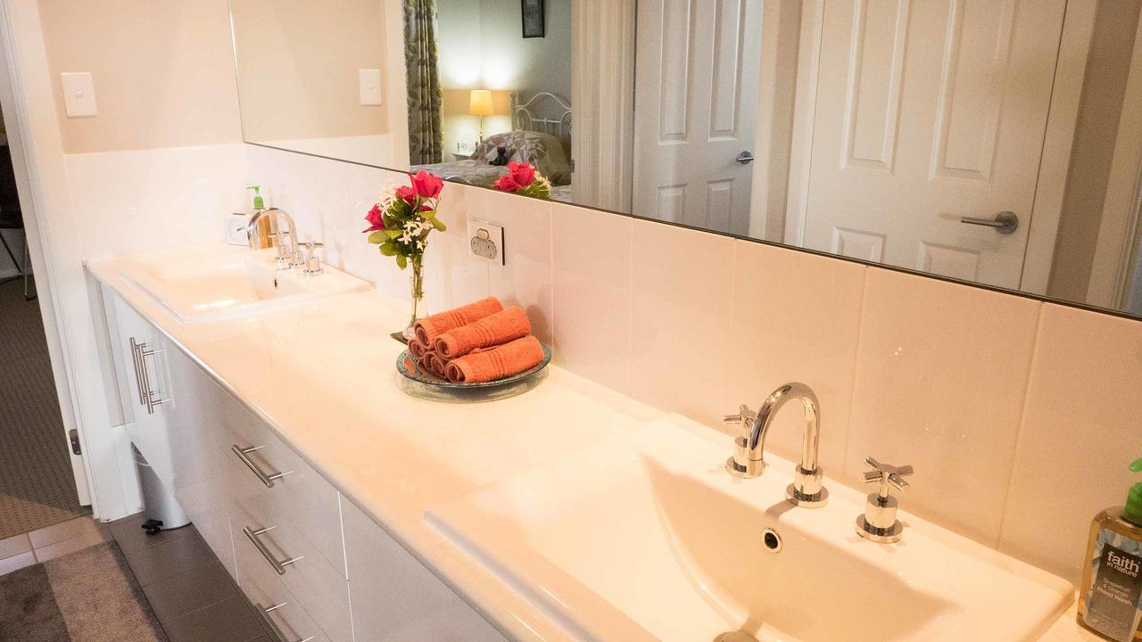 Rezare House Bed & Breakfast Уолару Екстериор снимка